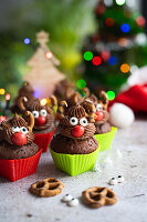 Weihnachts-Cupcakes mit Schokocreme und Rentiergesichtern