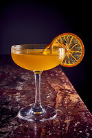 Cocktail mit getrockneter Orangenscheibe