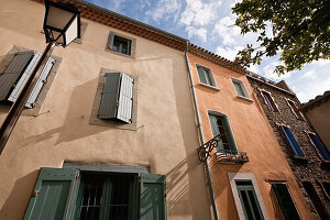 Niedriger Blickwinkel auf ein Wohngebäude; Carcassonne, Languedoc-Rousillion, Frankreich