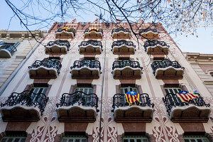 Pro-Unabhängigkeitsfahnen in einem modernistischen Gebäude in Gracia; Barcelona, Katalonien, Spanien.