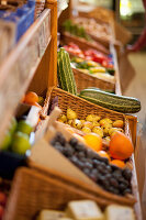 Mit frischem Obst und Gemüse gefüllte Körbe in einem Lebensmittelladen