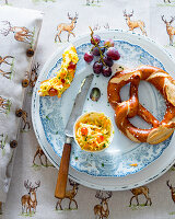 Pretzels with autumnal raw vegetable salad