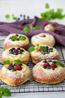 Buns with vanilla pudding and fresh berries