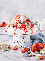 Erdbeer-Pavlova mit Cookie-Eis und Keksen
