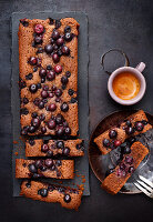 Mokka-Haselnuss-Brownies mit Heidelbeeren