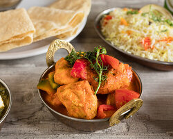 Indisches Chicken Tikka Masala mit Reis und Papadam