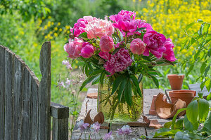 Strauß aus Pfingstrosen (Paeonia) auf Gartentisch