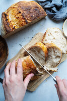 Sauerteigbrot aufschneiden