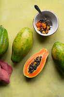 Ganze und aufgeschnittene Papaya