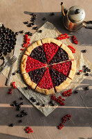 Tart with red and blackcurrants