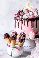 Baby Shower Torte mit Schokoladen-Drip und rosa Dekoration