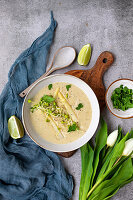 Spargelsuppe mit Kokosmilch, Limette und Kresse