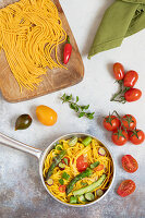 Tagliolini allo Zafferano mit grünem Spargel, Saubohnen und Tomaten