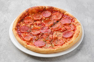 Pizza mit Pepperoni-Salami, Tomatensauce und Käse