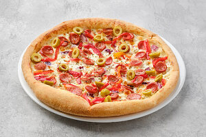 Pizza mit dünner Salami, Paprika, Oliven und Zwiebeln
