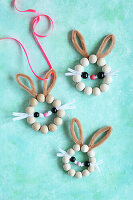DIY Easter decoration: bunny pendant made from wooden beads and pipe cleaners