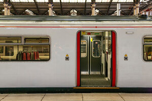 Zug mit offenen Türen am Bahnhof, Liverpool Street Station, London, England, UK