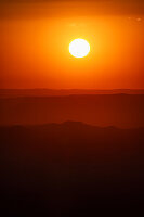 USA, New Mexico, Santa Fe, Sonnenuntergang über den Sangre De Cristo Mountains