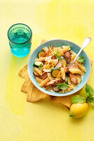 Sommerliche Zitronen-Pasta mit Hähnchen und Zucchini