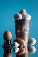 Stillleben mit verschiedenen Eiern in Becher