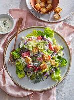 Gemischter Salat mit Salami, Croutons und Dill