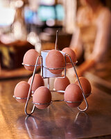 Eier in einem Eierhalter im Bistro