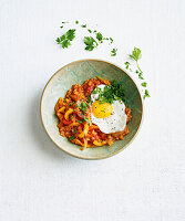 Sweet pepper lentils with fried egg and herbs