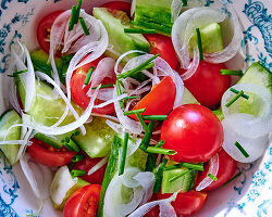 Salat mit Tomaten, Gurken, Zwiebeln und Schnittlauch