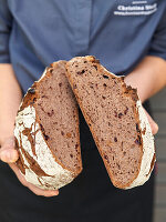 Reeperbahn bread, sliced