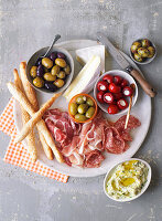 Antipasti-Platte mit Oliven, Schinken und Käse