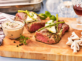 Fillet of beef with asparagus and cheese sauce