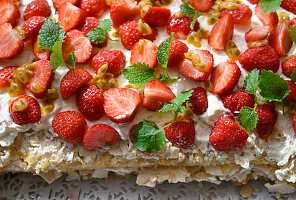 Meringue-Torte mit Erdbeeren und Schlagsahne