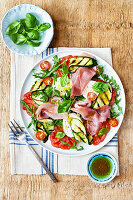 Salat mit Parmaschinken, Mozzarella und gegrilltem Gemüse