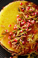 Juwelenreis - persischer Reiskuchen mit Safran und Granatapfelkernen