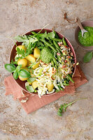 Fitness Bowl mit grünem Pesto, Gemüse und Kartoffeln