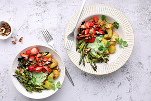 Spargel-Bowl mit grüner Soße und Erdbeeren