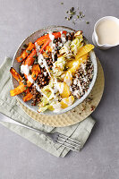 Kürbis-Spitzkohl-Bowl mit Quinoa und Dressing