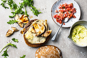 Burger mit gegrillten Pilzen und frischem Tomatensalat