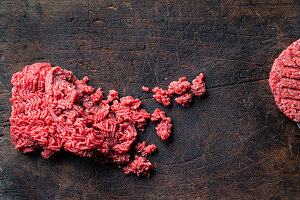 Rohes Hackfleisch auf Holzbrett