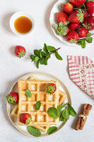 Waffeln mit Erdbeeren und Minze