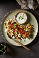 Bratwurst auf Blumenkohl-Couscous mit Joghurt-Dip