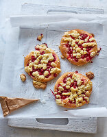 Currant crumble with icing