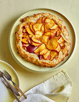 Peach tart with almonds