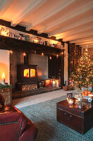Weihnachtlich dekoriertes Wohnzimmer mit gemütlichem Kaminbereich