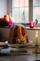 Pandoro mit Mistelzweig auf Porzellanschale