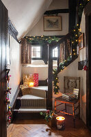 Historische Holztreppe mit Weihnachtslichtern und Geschenken dekoriert
