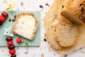 Frisch gebackenes Roggenbrot mit Butter und Obst-Gemüsespieß