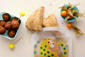 Vollkorn-Scones, Physalis und Fleischbällchen