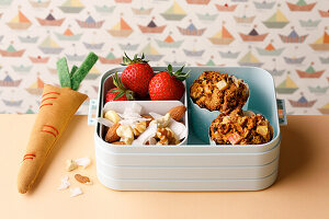 Rhabarber-Möhren-Muffins mit Erdbeeren und Nüssen