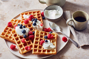 Buttermilchwaffeln mit Beeren und Sahne
